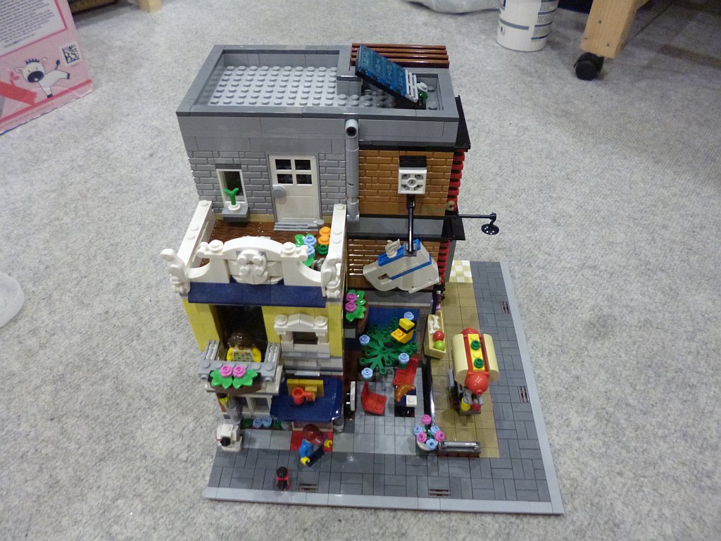 http://cyberrailer.de/Lego/Haus12/1.jpg